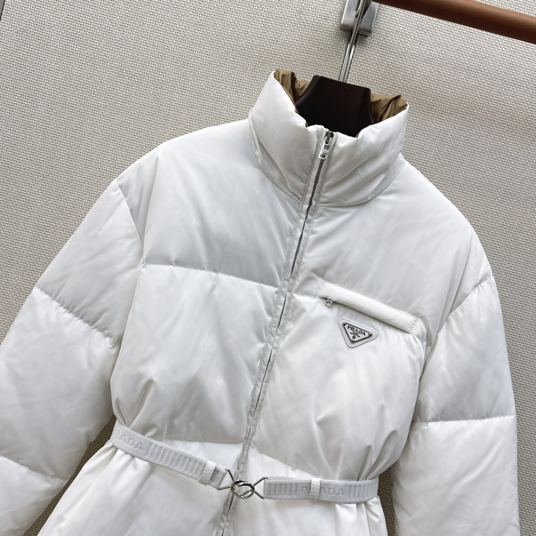 独家首发 PD 26Ss——秋冬官网最新款配色三角标装饰立领中长款羽绒服外套 🤎配送腰带 立体剪裁H版型经典时髦又帅气 