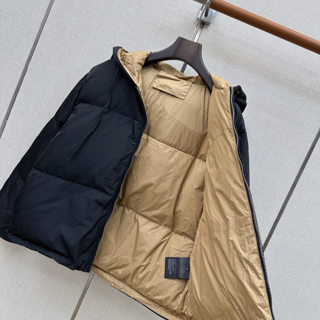 独家首发 PD 26Ss——秋冬官网最新款配色三角标装饰连帽羽绒服外套 🤎 立体剪裁H版型经典时髦又帅气 原版徽标字母l