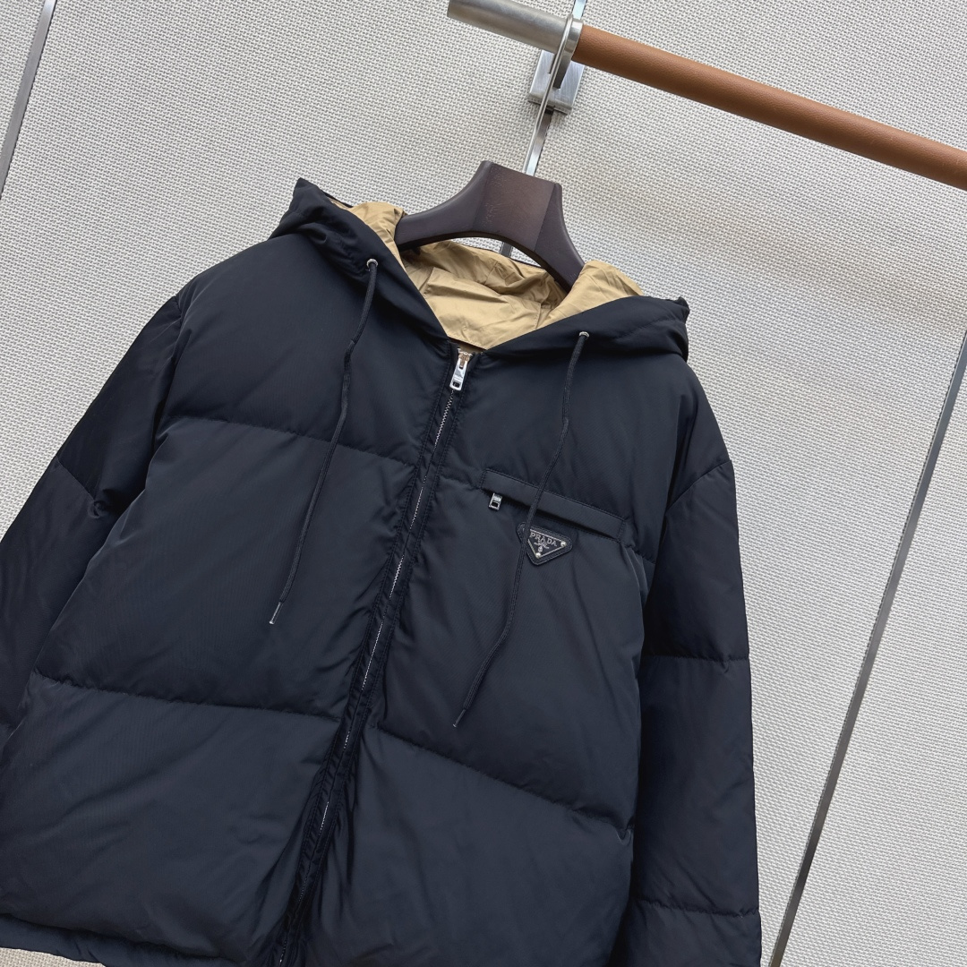 独家首发 PD 26Ss——秋冬官网最新款配色三角标装饰连帽羽绒服外套 🤎 立体剪裁H版型经典时髦又帅气 原版徽标字母l