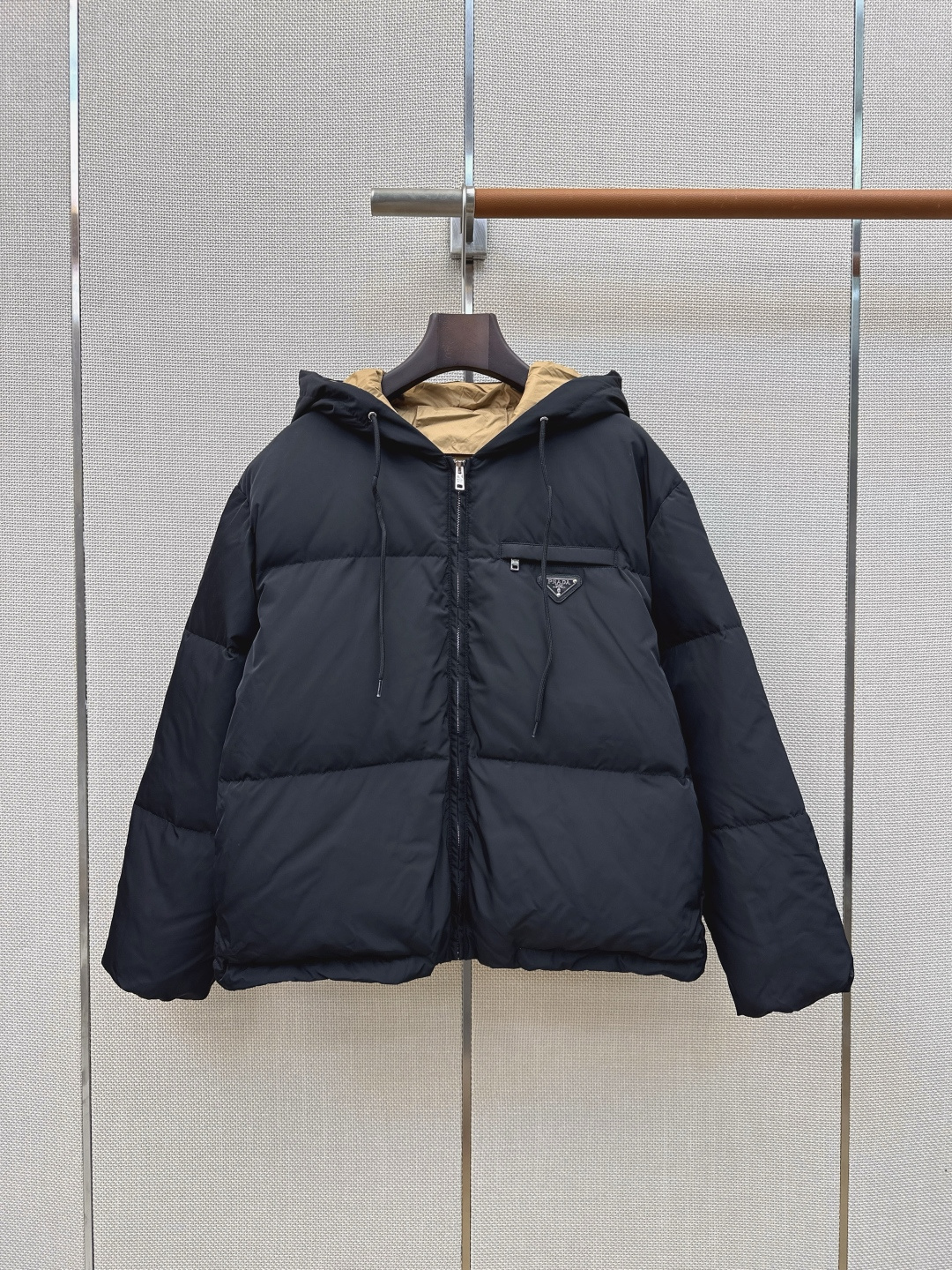 独家首发 PD 26Ss——秋冬官网最新款配色三角标装饰连帽羽绒服外套 🤎 立体剪裁H版型经典时髦又帅气 原版徽标字母l