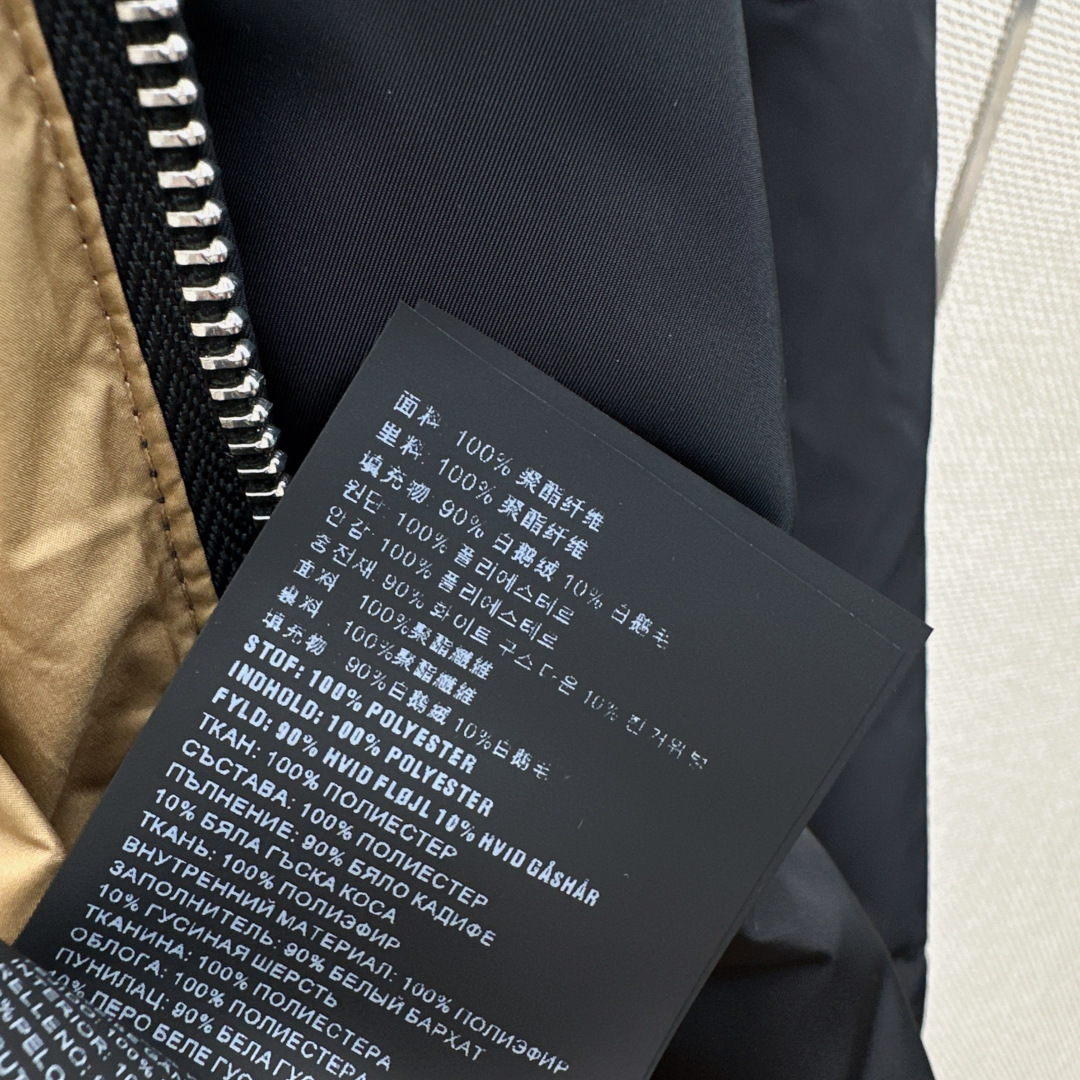 独家首发 PD 26Ss——秋冬官网最新款配色三角标装饰连帽羽绒服外套 🤎 立体剪裁H版型经典时髦又帅气 原版徽标字母l