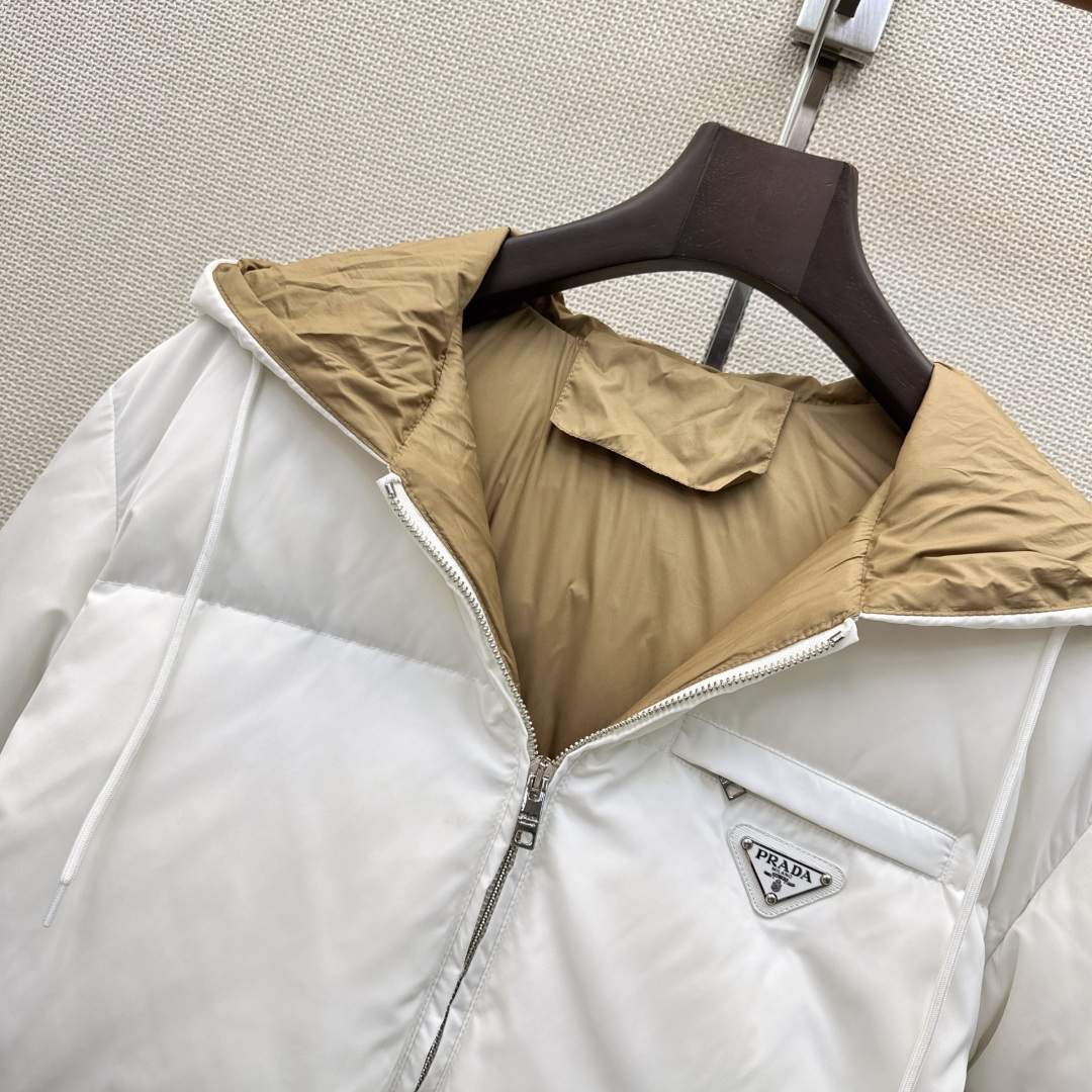 独家首发 PD 26Ss——秋冬官网最新款配色三角标装饰连帽羽绒服外套 🤎 立体剪裁H版型经典时髦又帅气 原版徽标字母l