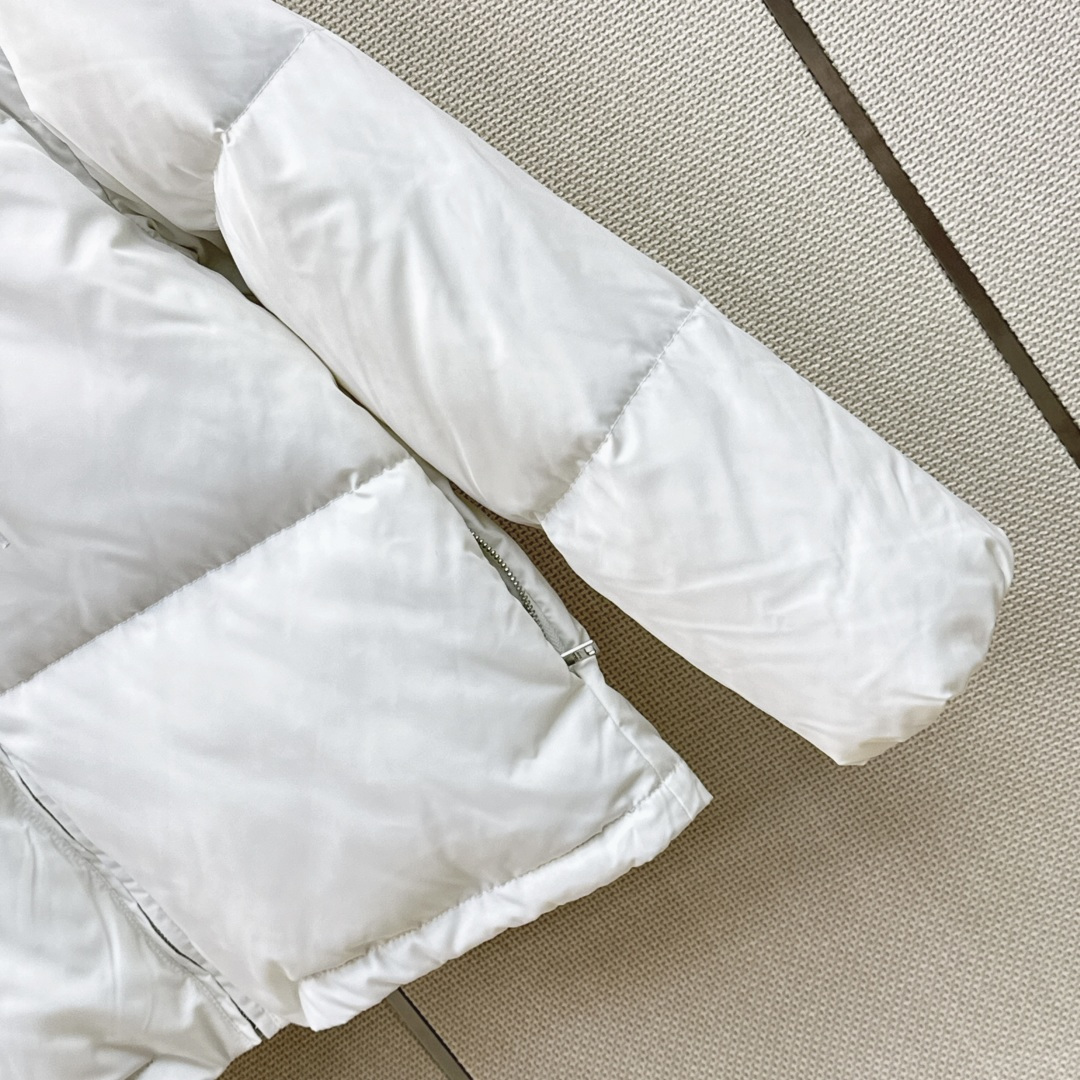 独家首发 PD 26Ss——秋冬官网最新款配色三角标装饰连帽羽绒服外套 🤎 立体剪裁H版型经典时髦又帅气 原版徽标字母l