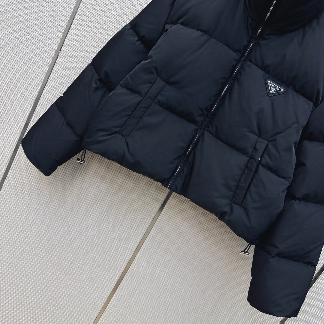 独家首发 PD 26Ss——秋冬官网最新款配色三角标装饰立领短款羽绒服外套 🤎 立体剪裁H版型经典时髦又帅气 原版徽标字