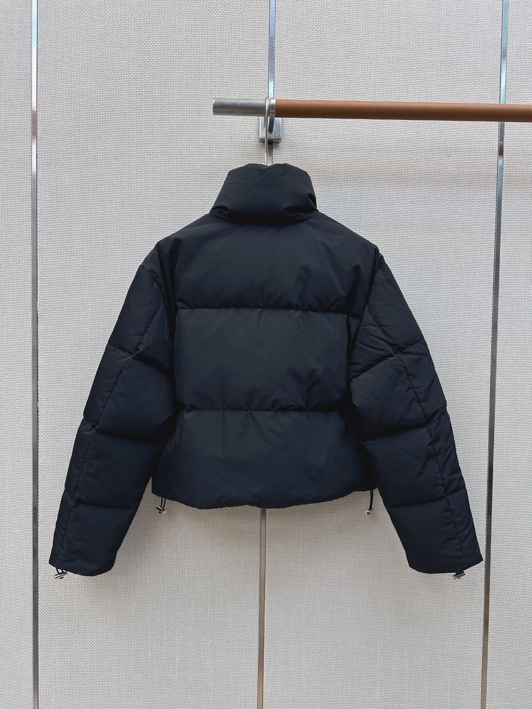独家首发 PD 26Ss——秋冬官网最新款配色三角标装饰立领短款羽绒服外套 🤎 立体剪裁H版型经典时髦又帅气 原版徽标字