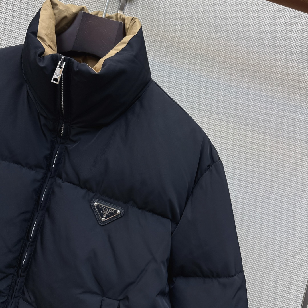 独家首发 PD 26Ss——秋冬官网最新款配色三角标装饰立领短款羽绒服外套 🤎 立体剪裁H版型经典时髦又帅气 原版徽标字