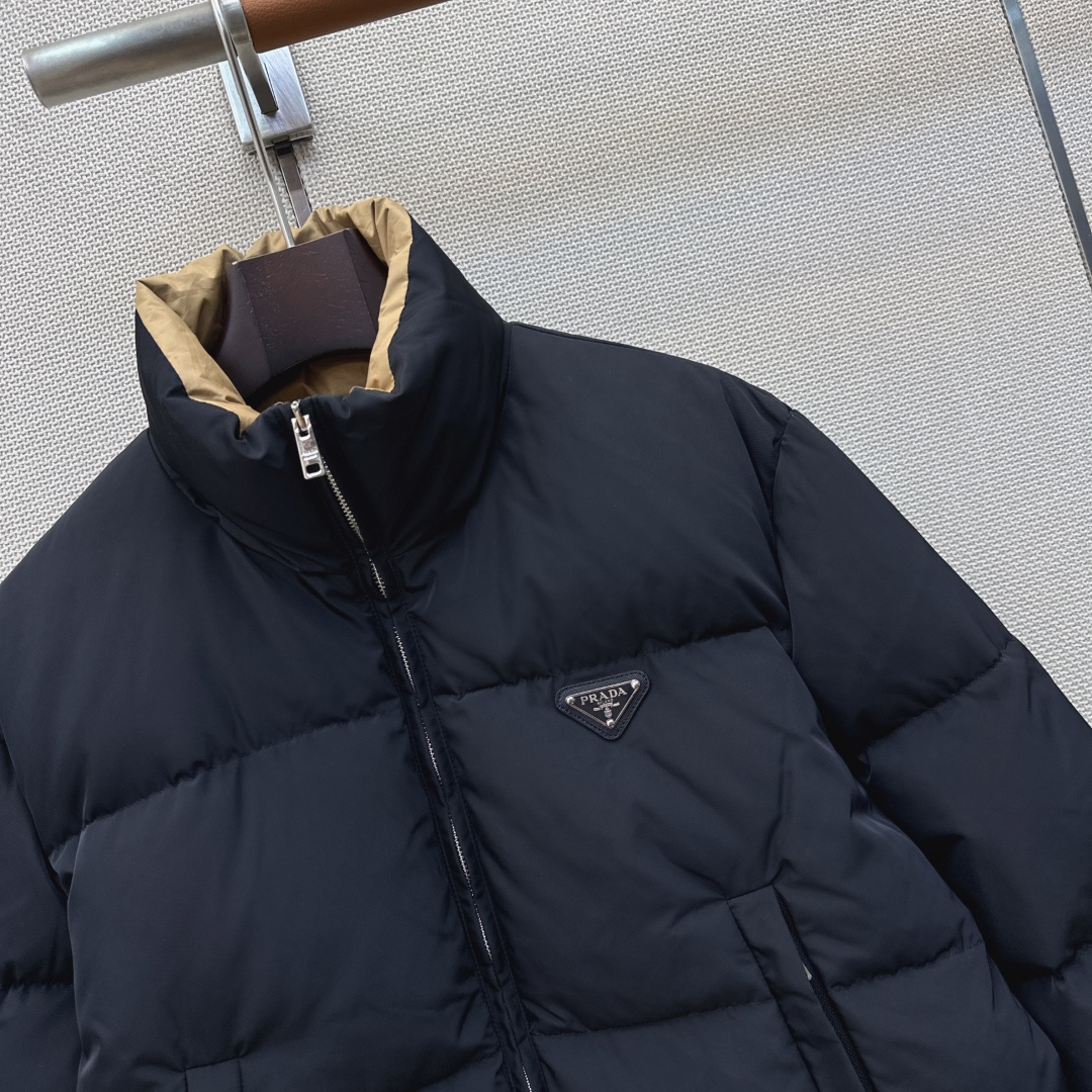 独家首发 PD 26Ss——秋冬官网最新款配色三角标装饰立领短款羽绒服外套 🤎 立体剪裁H版型经典时髦又帅气 原版徽标字