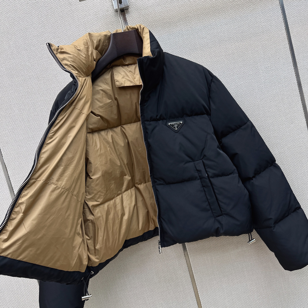 独家首发 PD 26Ss——秋冬官网最新款配色三角标装饰立领短款羽绒服外套 🤎 立体剪裁H版型经典时髦又帅气 原版徽标字