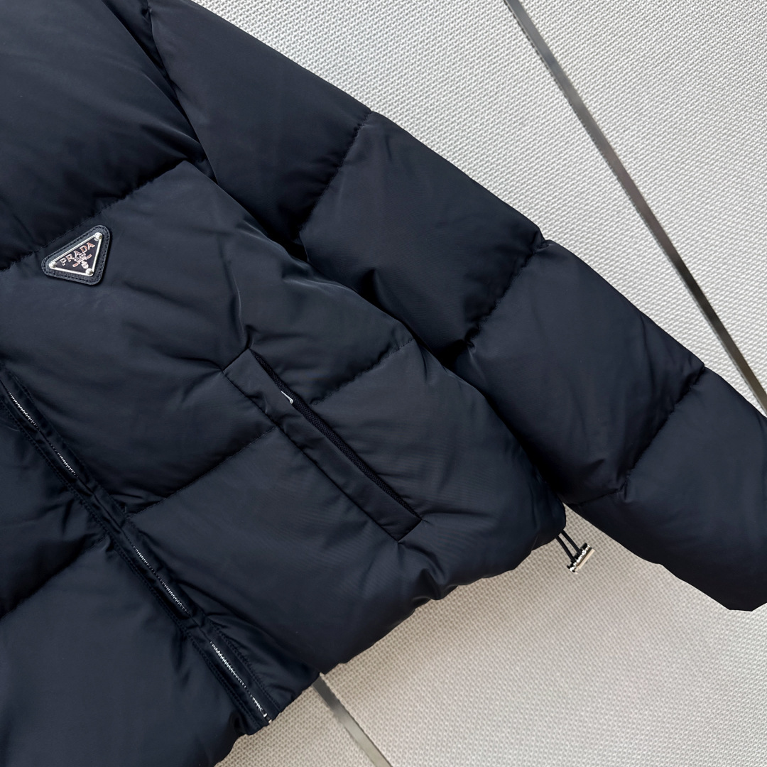 独家首发 PD 26Ss——秋冬官网最新款配色三角标装饰立领短款羽绒服外套 🤎 立体剪裁H版型经典时髦又帅气 原版徽标字
