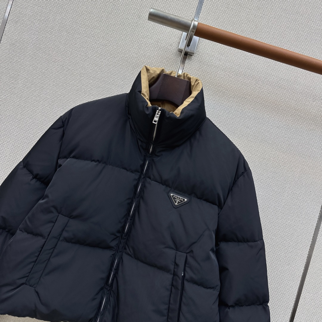 独家首发 PD 26Ss——秋冬官网最新款配色三角标装饰立领短款羽绒服外套 🤎 立体剪裁H版型经典时髦又帅气 原版徽标字