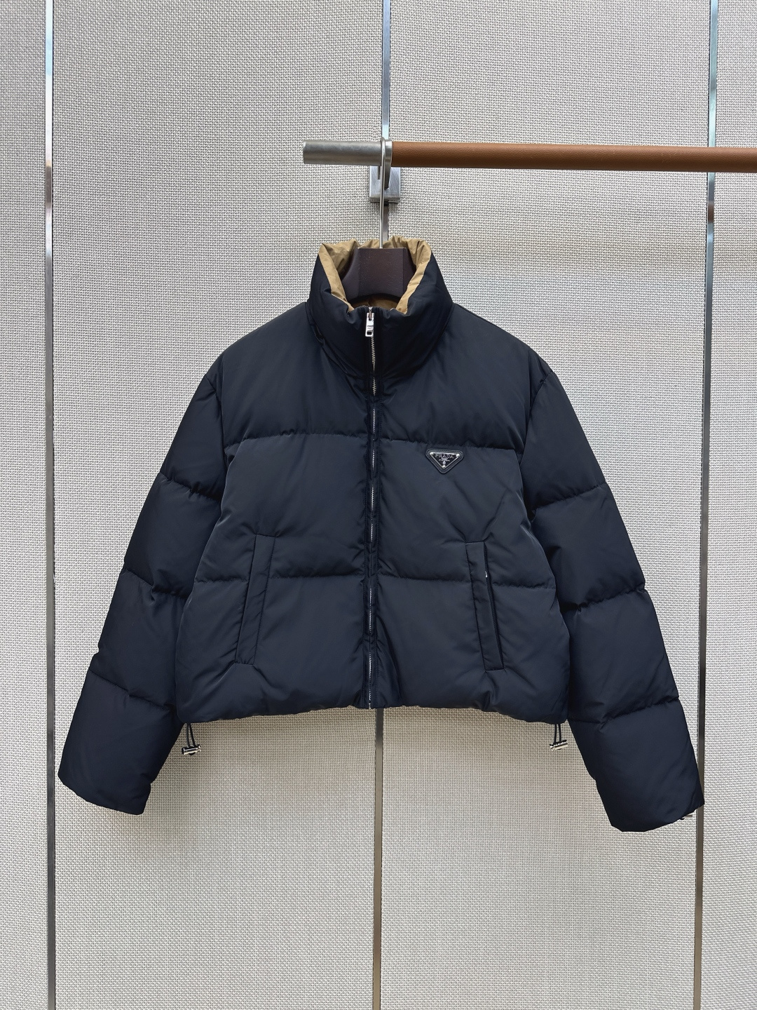独家首发 PD 26Ss——秋冬官网最新款配色三角标装饰立领短款羽绒服外套 🤎 立体剪裁H版型经典时髦又帅气 原版徽标字