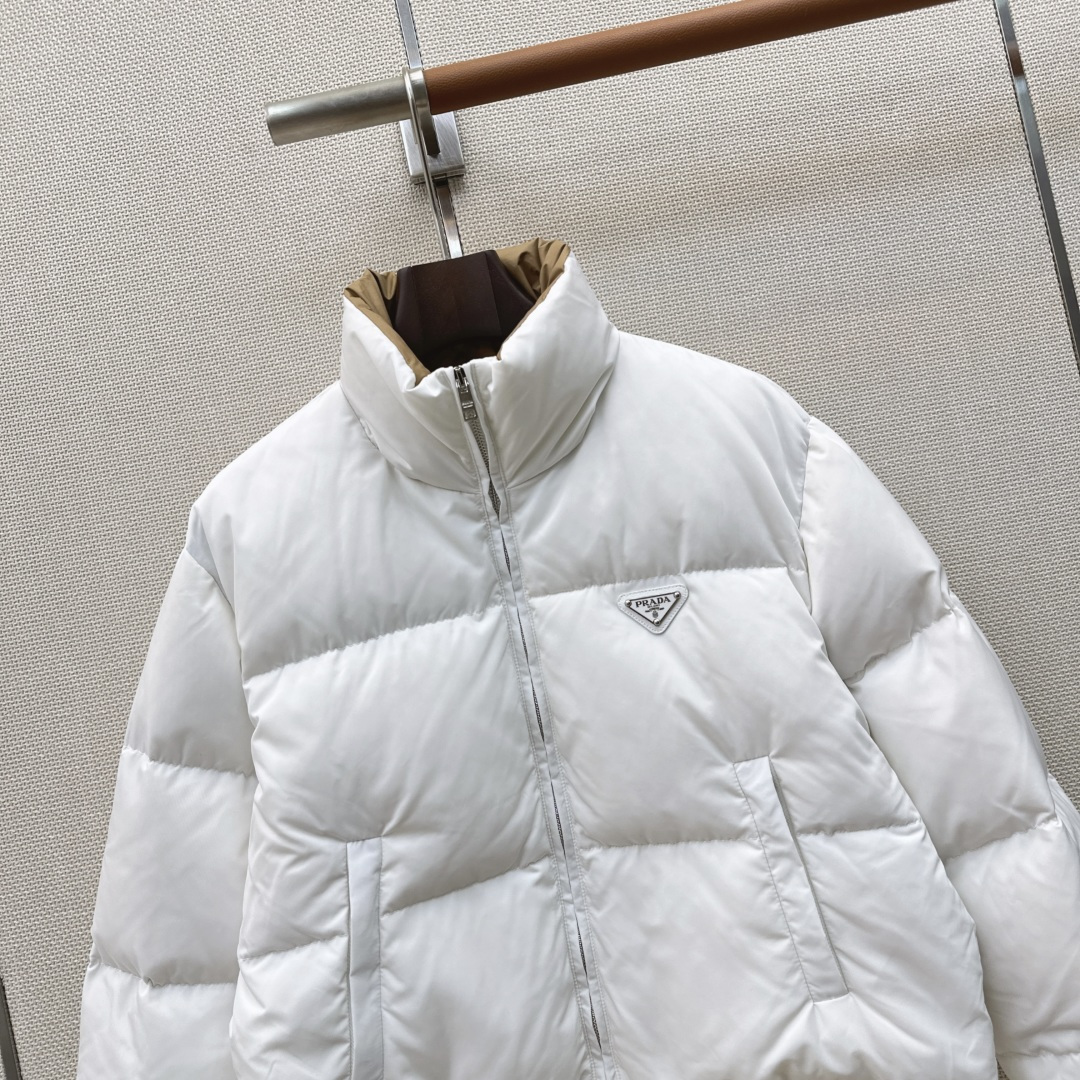 独家首发 PD 26Ss——秋冬官网最新款配色三角标装饰立领短款羽绒服外套 🤎 立体剪裁H版型经典时髦又帅气 原版徽标字