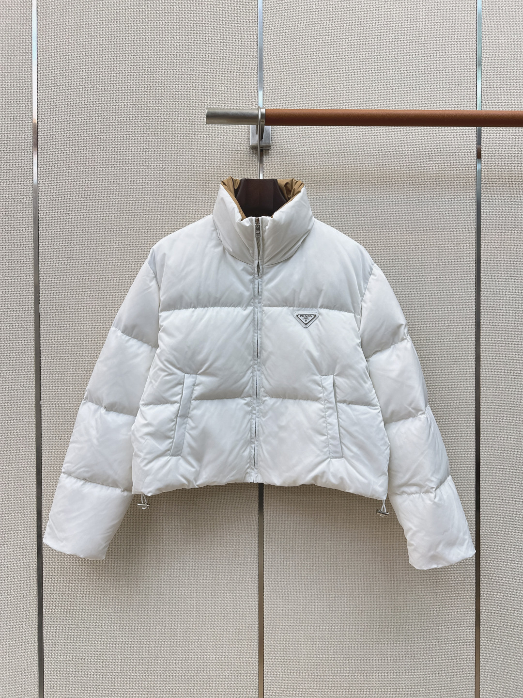 独家首发 PD 26Ss——秋冬官网最新款配色三角标装饰立领短款羽绒服外套 🤎 立体剪裁H版型经典时髦又帅气 原版徽标字
