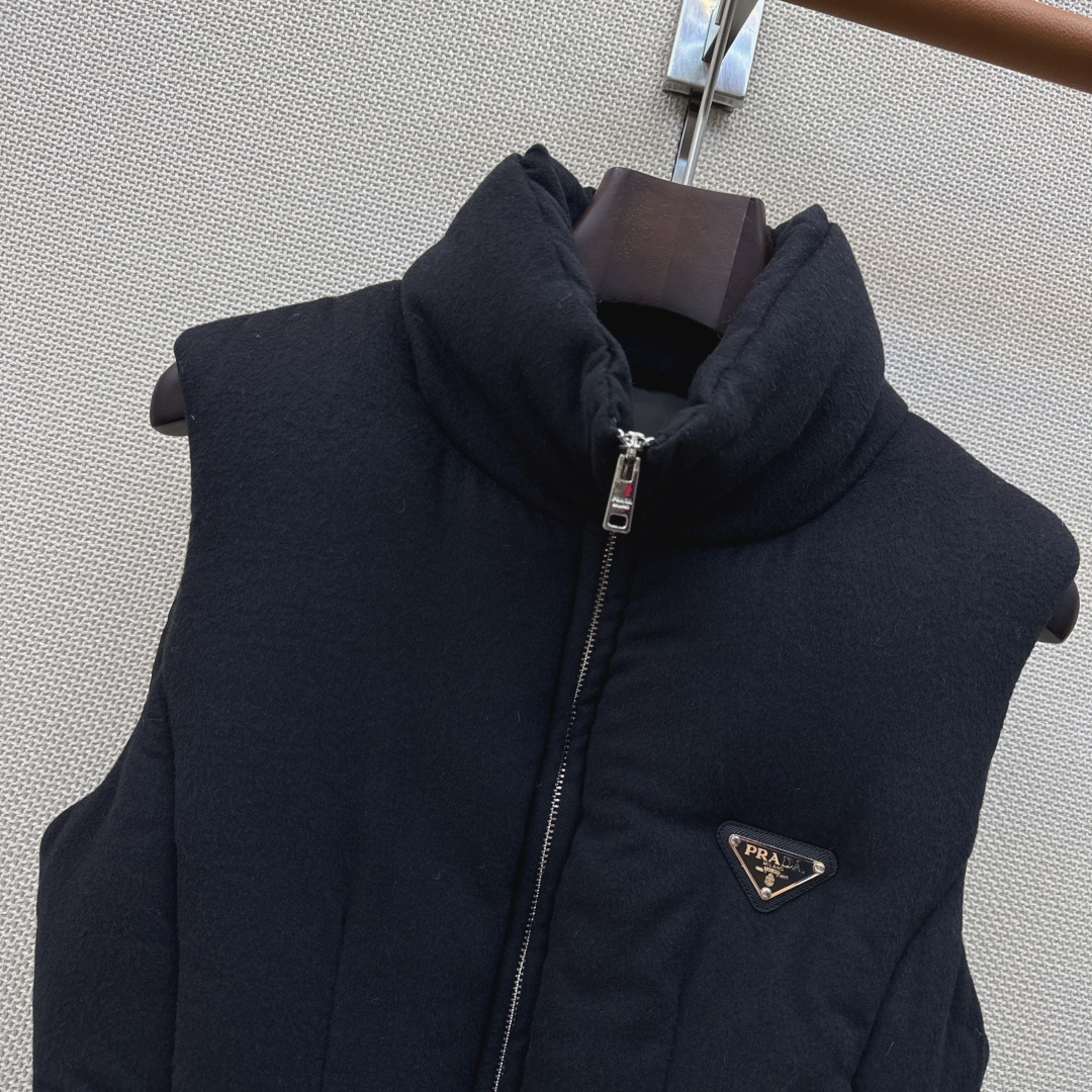爆单款 PD 26Ss————秋冬最新款立领皮带装饰立体收腰毛呢羽绒马甲外套🩶不挑个子的立体剪裁 搭扣松紧收腰版型 上身