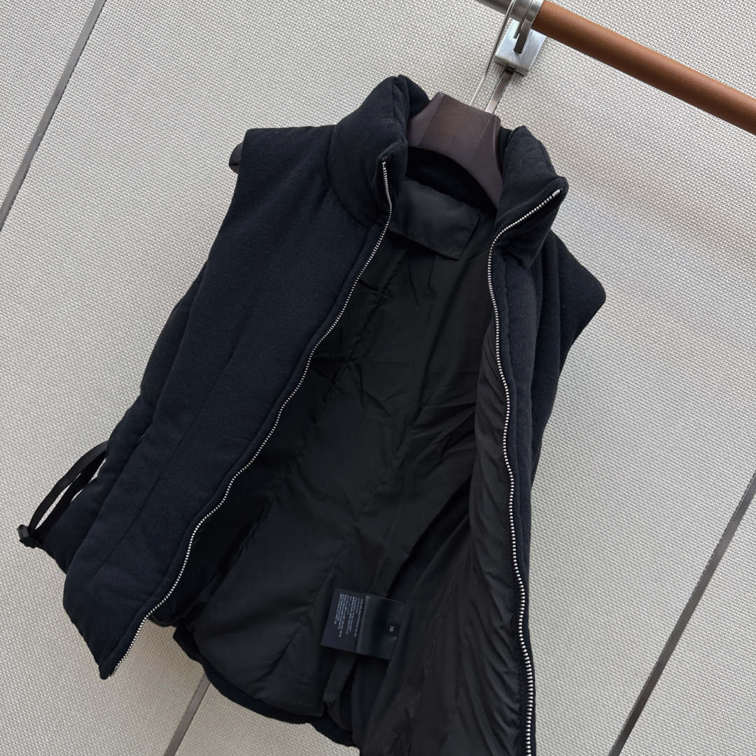 爆单款 PD 26Ss————秋冬最新款立领皮带装饰立体收腰毛呢羽绒马甲外套🩶不挑个子的立体剪裁 搭扣松紧收腰版型 上身