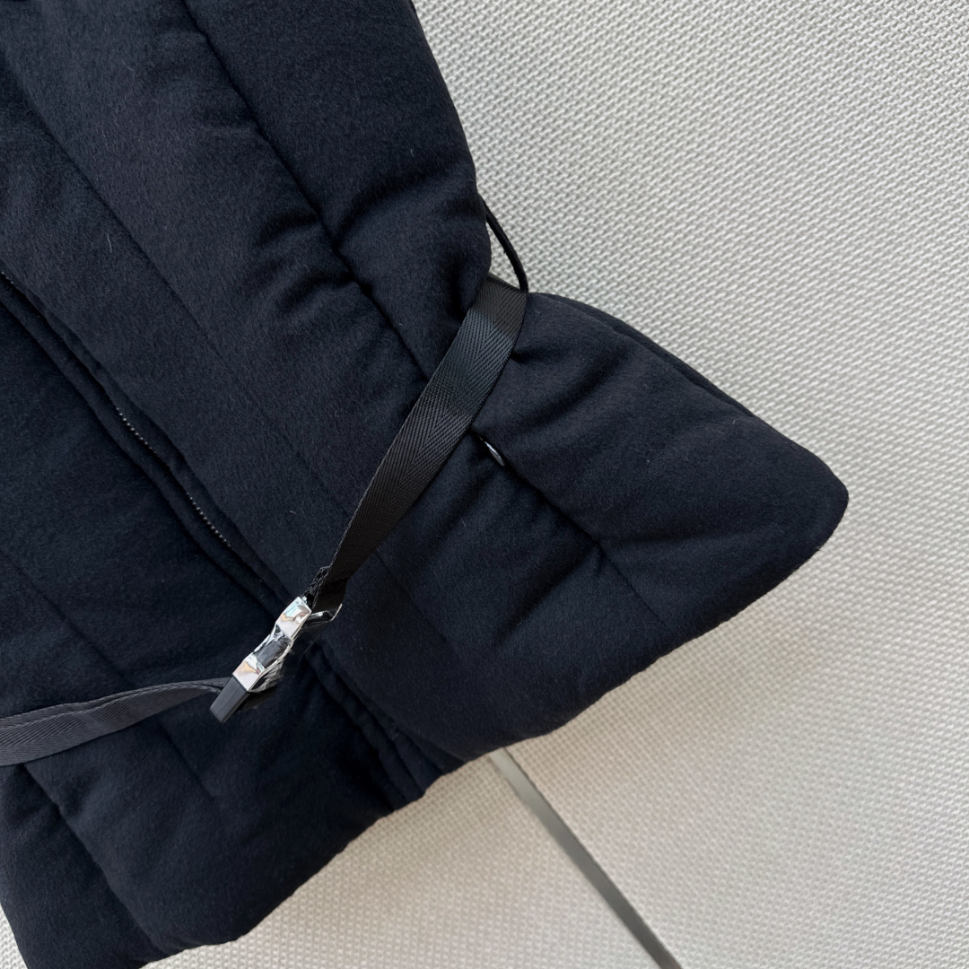 爆单款 PD 26Ss————秋冬最新款立领皮带装饰立体收腰毛呢羽绒马甲外套🩶不挑个子的立体剪裁 搭扣松紧收腰版型 上身