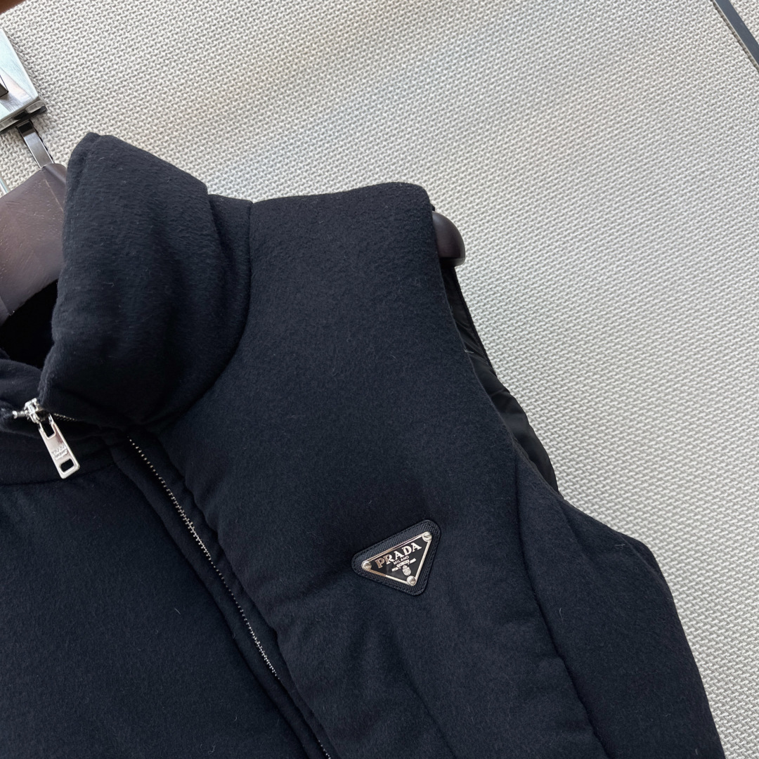 爆单款 PD 26Ss————秋冬最新款立领皮带装饰立体收腰毛呢羽绒马甲外套🩶不挑个子的立体剪裁 搭扣松紧收腰版型 上身