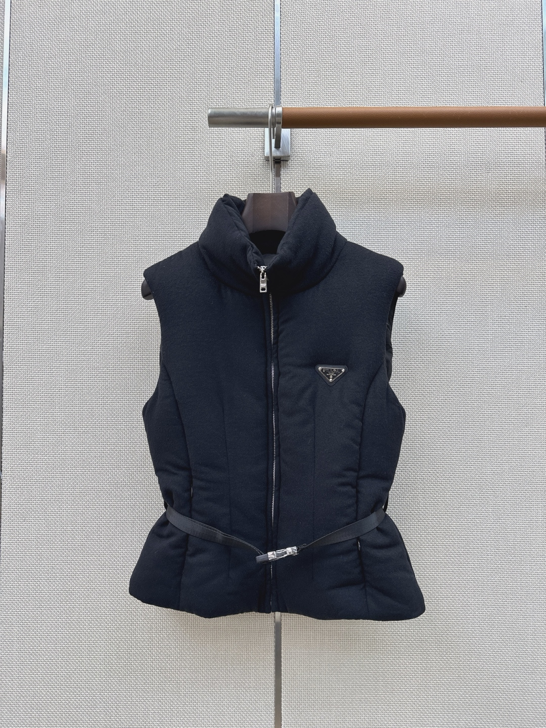 爆单款 PD 26Ss————秋冬最新款立领皮带装饰立体收腰毛呢羽绒马甲外套🩶不挑个子的立体剪裁 搭扣松紧收腰版型 上身