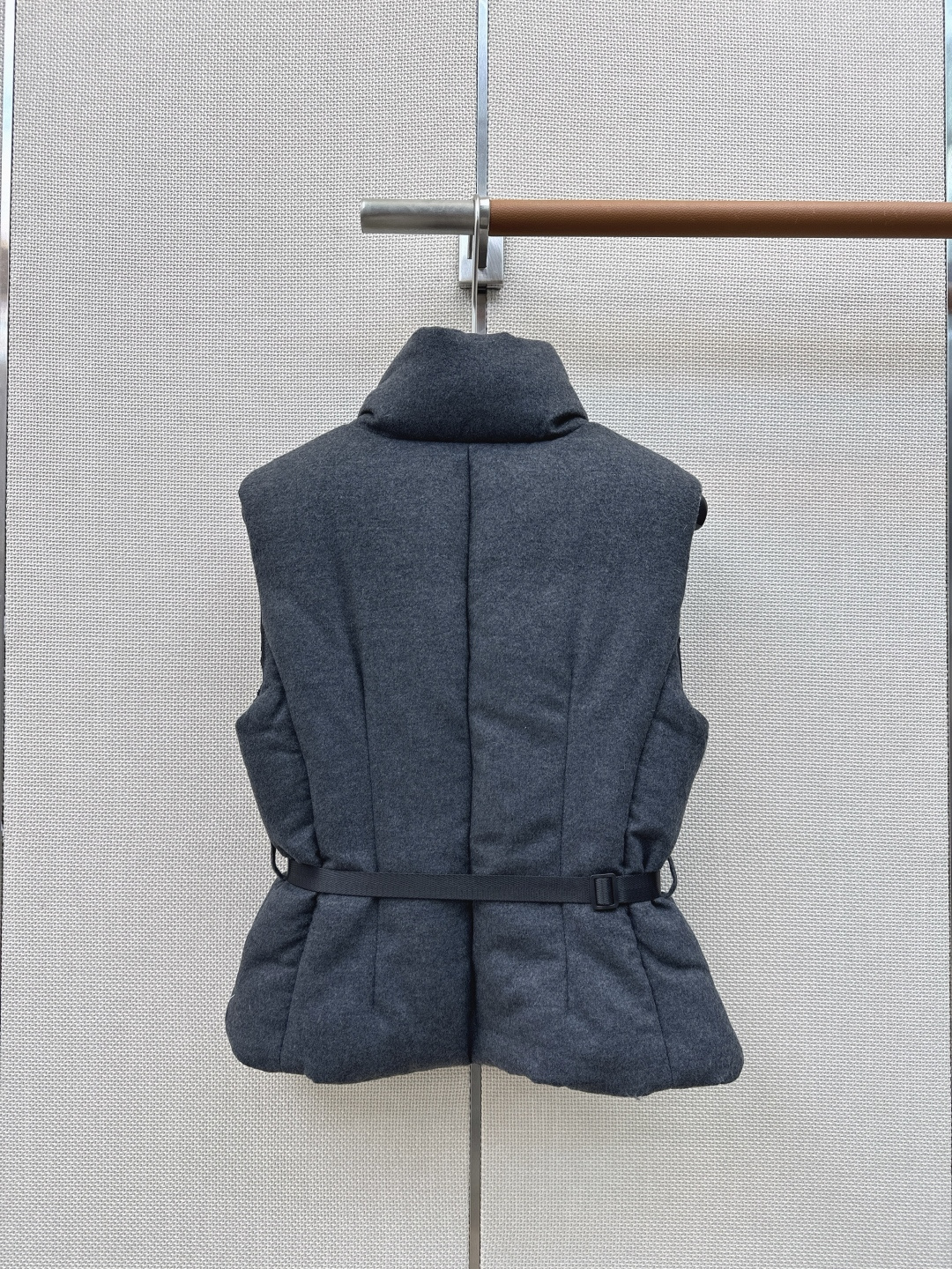 爆单款 PD 26Ss————秋冬最新款立领皮带装饰立体收腰毛呢羽绒马甲外套🩶不挑个子的立体剪裁 搭扣松紧收腰版型 上身