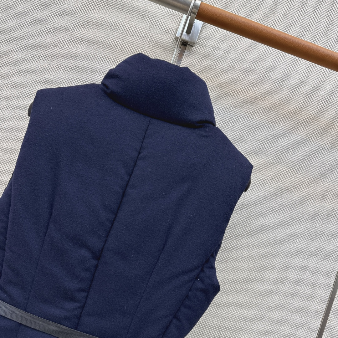 爆单款 PD 26Ss————秋冬最新款立领皮带装饰立体收腰毛呢羽绒马甲外套🩶不挑个子的立体剪裁 搭扣松紧收腰版型 上身