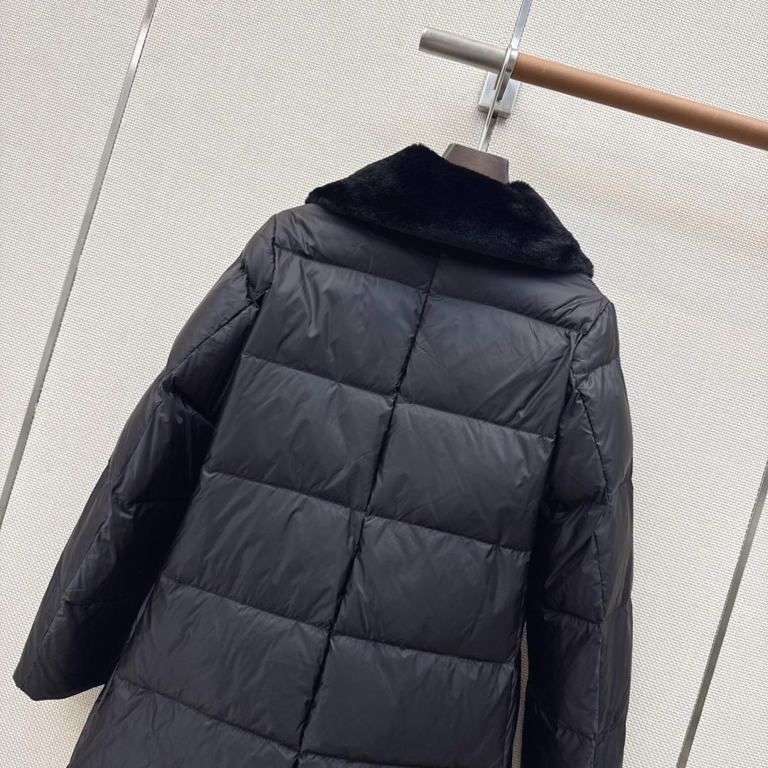 时髦小众设计 26Ss————秋冬最新款可拆卸环保毛领装饰中长款羽绒服🖤 H版型休闲剪裁 上身超显瘦 干净利落剪裁版型 