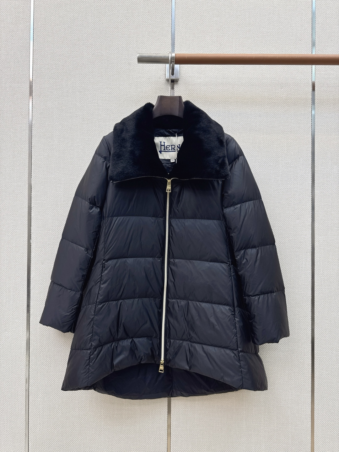 时髦小众设计 26Ss————秋冬最新款可拆卸环保毛领装饰中长款羽绒服🖤 H版型休闲剪裁 上身超显瘦 干净利落剪裁版型 