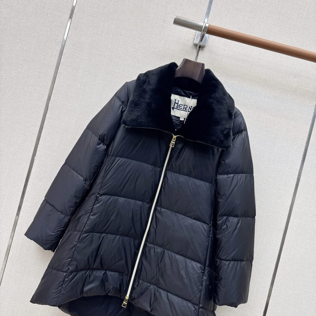 时髦小众设计 26Ss————秋冬最新款可拆卸环保毛领装饰中长款羽绒服🖤 H版型休闲剪裁 上身超显瘦 干净利落剪裁版型 