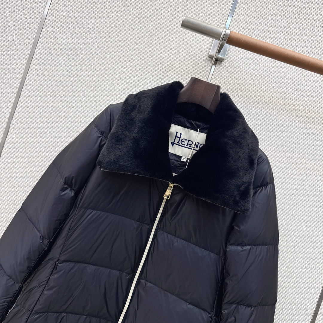 时髦小众设计 26Ss————秋冬最新款可拆卸环保毛领装饰中长款羽绒服🖤 H版型休闲剪裁 上身超显瘦 干净利落剪裁版型 