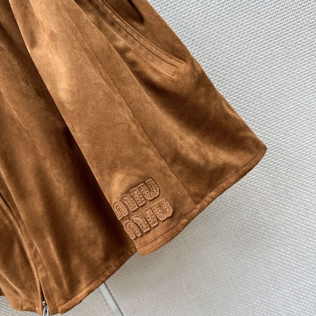 长腿精穿搭 Miu 26Ss————早秋最新款环保麂皮绒百搭Mini半裙🤎定制环保麂皮绒面料  上身就是腿精本精 溢出屏
