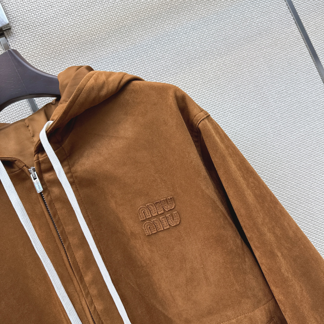 减龄缪式穿搭 Miu 26Ss————早秋最新款环保麂皮绒连帽休闲外套🤎充满减龄复古的缪系穿搭风格 富贵时髦 上身超级减