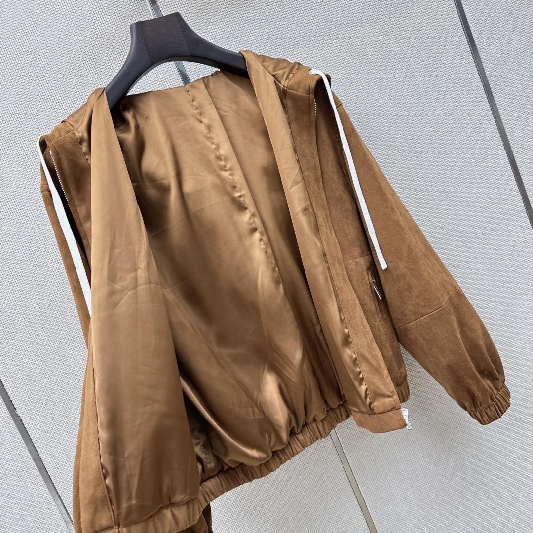 减龄缪式穿搭 Miu 26Ss————早秋最新款环保麂皮绒连帽休闲外套🤎充满减龄复古的缪系穿搭风格 富贵时髦 上身超级减