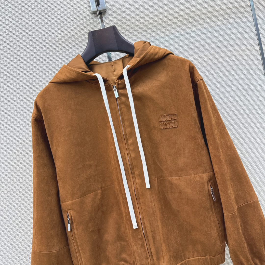 减龄缪式穿搭 Miu 26Ss————早秋最新款环保麂皮绒连帽休闲外套🤎充满减龄复古的缪系穿搭风格 富贵时髦 上身超级减