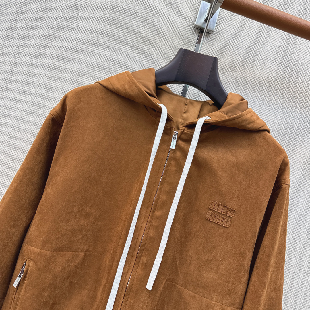 减龄缪式穿搭 Miu 26Ss————早秋最新款环保麂皮绒连帽休闲外套🤎充满减龄复古的缪系穿搭风格 富贵时髦 上身超级减