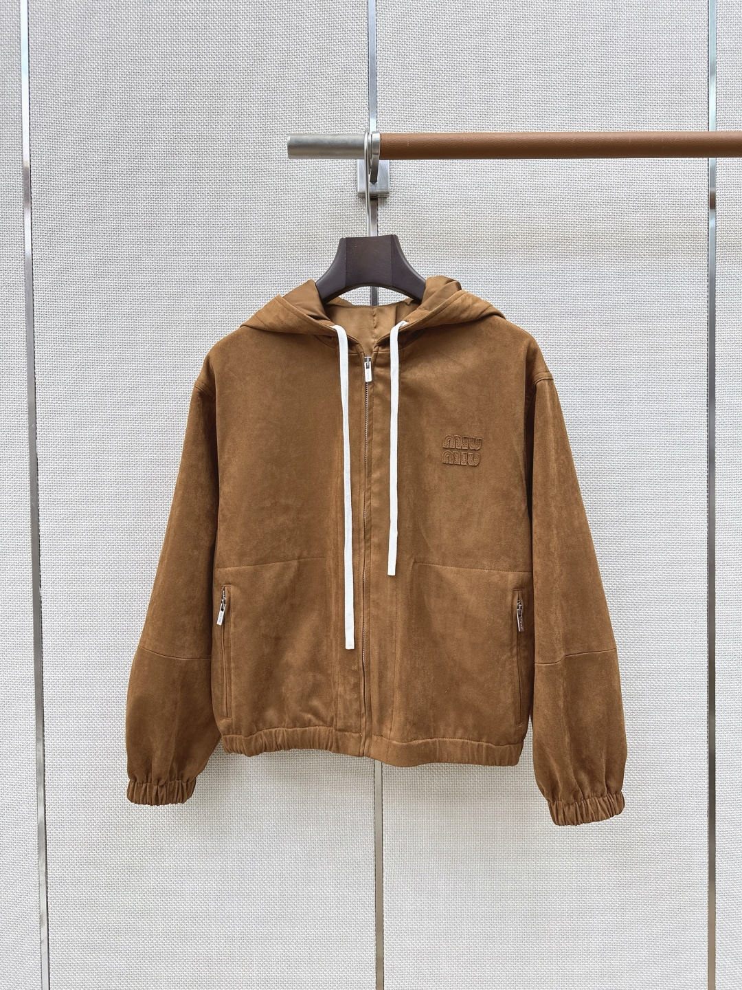 减龄缪式穿搭 Miu 26Ss————早秋最新款环保麂皮绒连帽休闲外套🤎充满减龄复古的缪系穿搭风格 富贵时髦 上身超级减