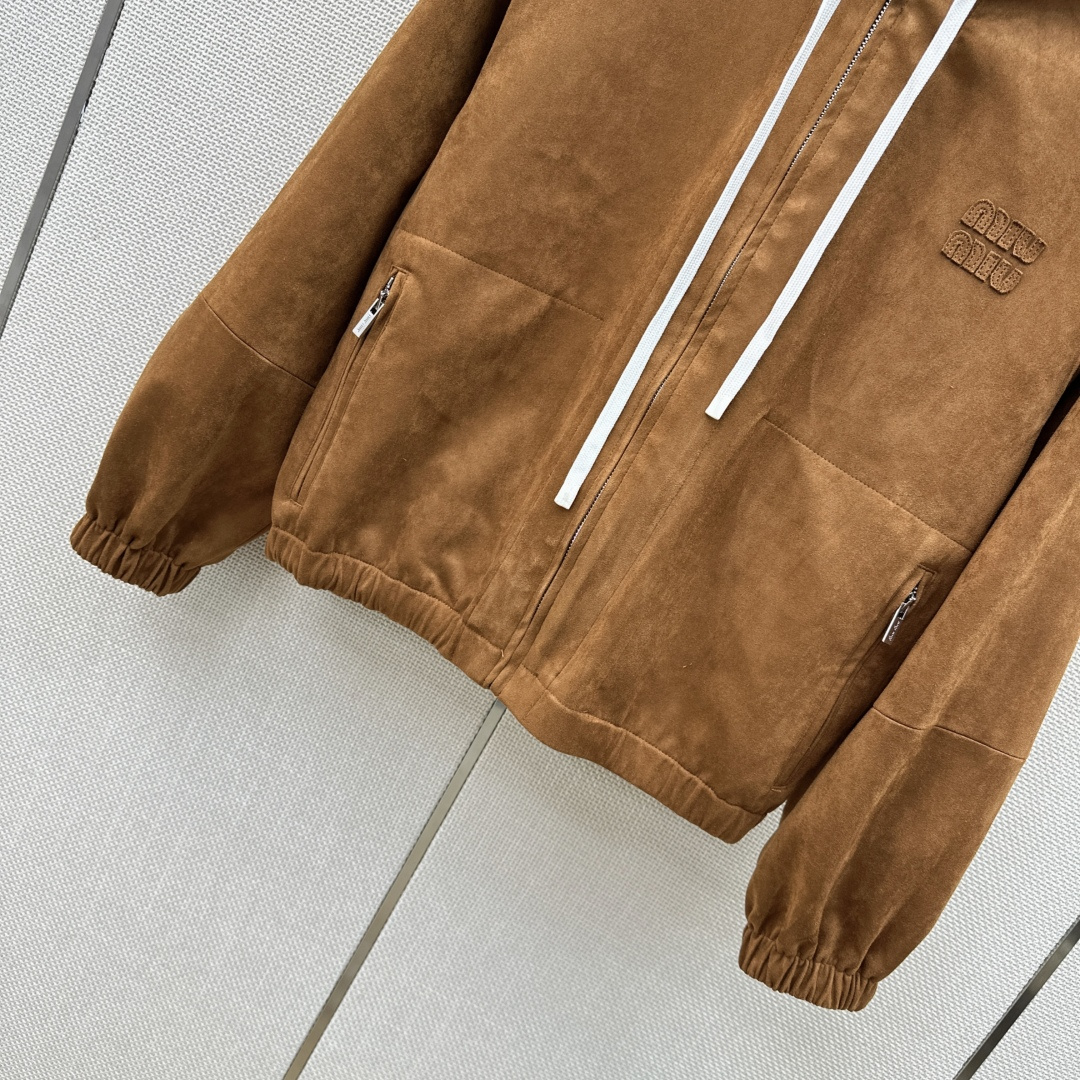 减龄缪式穿搭 Miu 26Ss————早秋最新款环保麂皮绒连帽休闲外套🤎充满减龄复古的缪系穿搭风格 富贵时髦 上身超级减