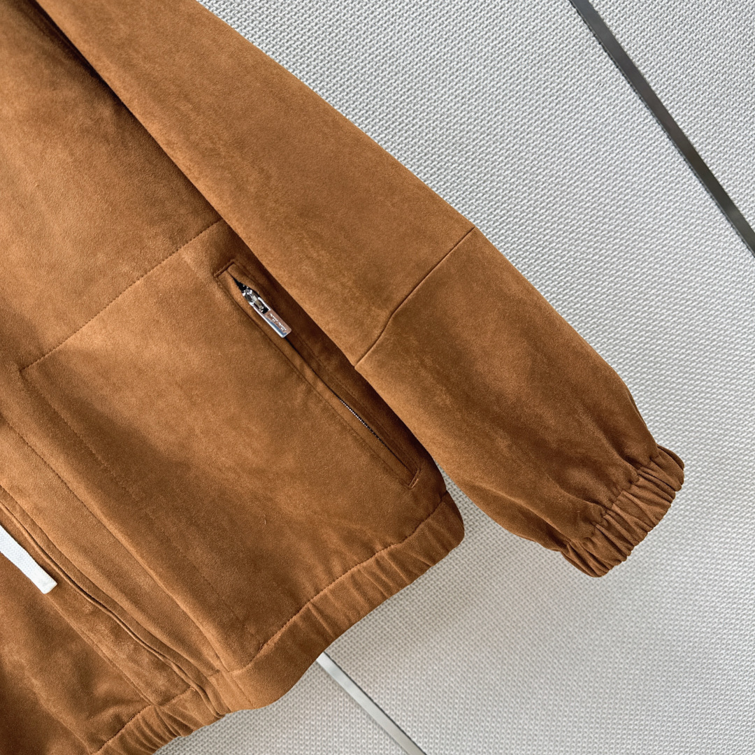 减龄缪式穿搭 Miu 26Ss————早秋最新款环保麂皮绒连帽休闲外套🤎充满减龄复古的缪系穿搭风格 富贵时髦 上身超级减