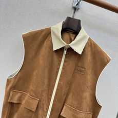 减龄缪系穿搭 Miu 26Ss————春夏最新款环保麂皮绒拼色马甲外套 🤎采用定制环保麂皮面料 触感柔软 自带复古滤镜 减龄缪系穿搭 Miu 26Ss————春夏最新款环保麂皮绒拼色马甲外套 🤎采用定制环保麂皮面料 触感柔软 自带复古滤镜