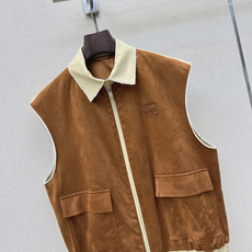 减龄缪系穿搭 Miu 26Ss————春夏最新款环保麂皮绒拼色马甲外套 🤎采用定制环保麂皮面料 触感柔软 自带复古滤镜 减龄缪系穿搭 Miu 26Ss————春夏最新款环保麂皮绒拼色马甲外套 🤎采用定制环保麂皮面料 触感柔软 自带复古滤镜