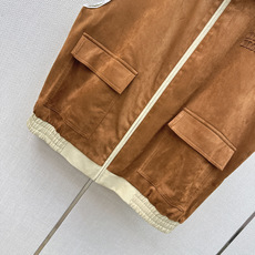 减龄缪系穿搭 Miu 26Ss————春夏最新款环保麂皮绒拼色马甲外套 🤎采用定制环保麂皮面料 触感柔软 自带复古滤镜 减龄缪系穿搭 Miu 26Ss————春夏最新款环保麂皮绒拼色马甲外套 🤎采用定制环保麂皮面料 触感柔软 自带复古滤镜