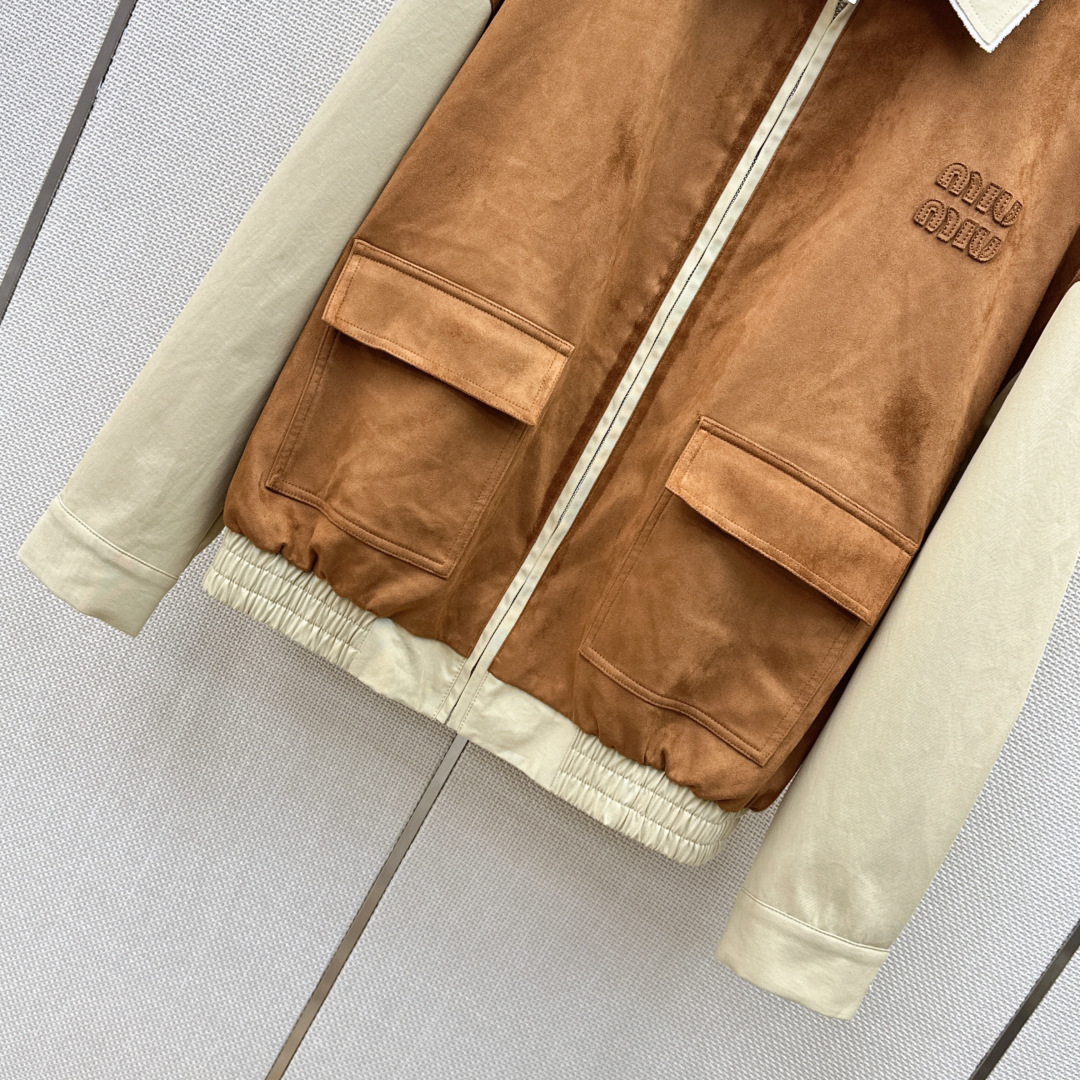 减龄缪系穿搭 Miu 26Ss————春夏最新款环保麂皮绒拼色风衣外套 🤎采用定制环保麂皮面料 触感柔软 自带复古滤镜 