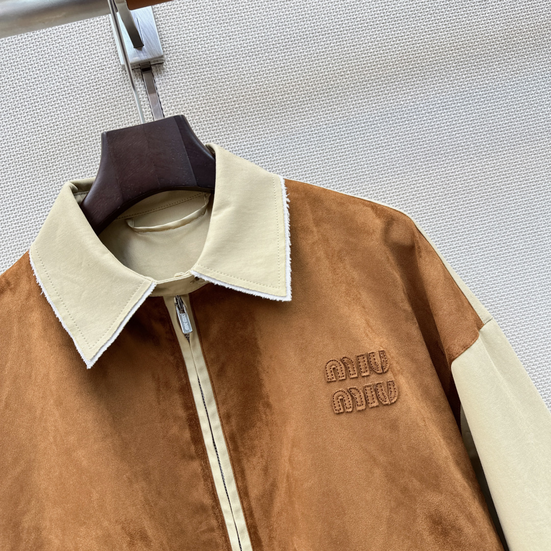 减龄缪系穿搭 Miu 26Ss————春夏最新款环保麂皮绒拼色风衣外套 🤎采用定制环保麂皮面料 触感柔软 自带复古滤镜 