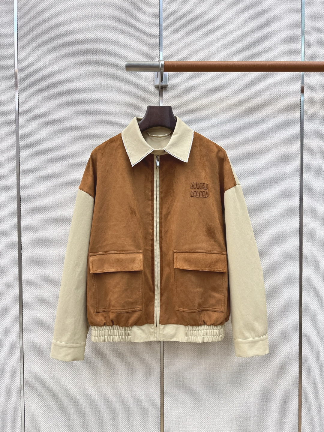 减龄缪系穿搭 Miu 26Ss————春夏最新款环保麂皮绒拼色风衣外套 🤎采用定制环保麂皮面料 触感柔软 自带复古滤镜 
