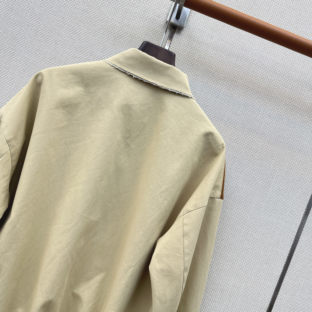 减龄缪系穿搭 Miu 26Ss————春夏最新款环保麂皮绒拼色风衣外套 🤎采用定制环保麂皮面料 触感柔软 自带复古滤镜 
