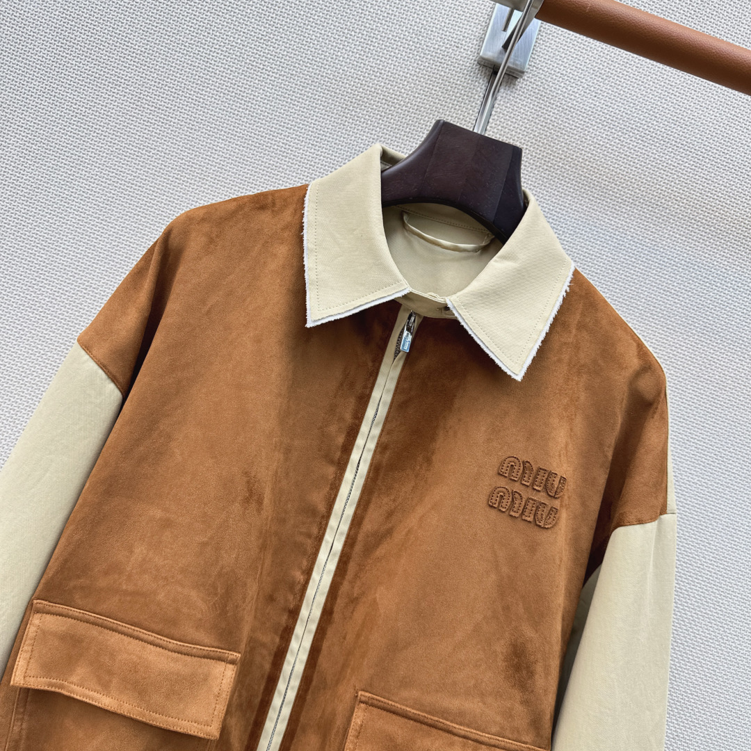 减龄缪系穿搭 Miu 26Ss————春夏最新款环保麂皮绒拼色风衣外套 🤎采用定制环保麂皮面料 触感柔软 自带复古滤镜 
