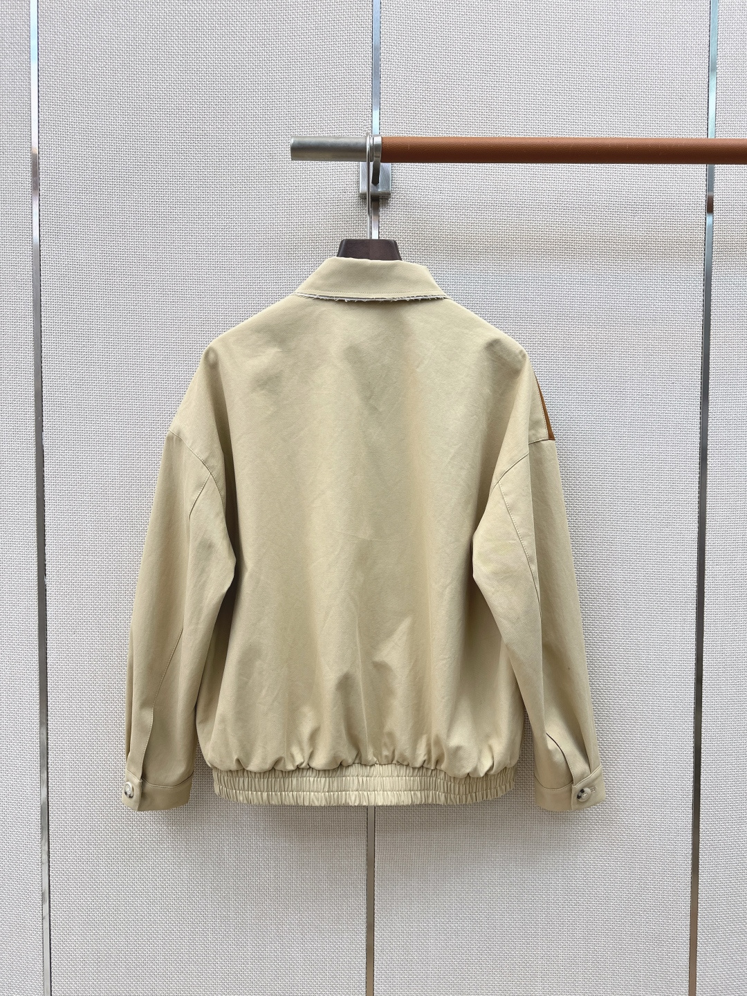减龄缪系穿搭 Miu 26Ss————春夏最新款环保麂皮绒拼色风衣外套 🤎采用定制环保麂皮面料 触感柔软 自带复古滤镜 