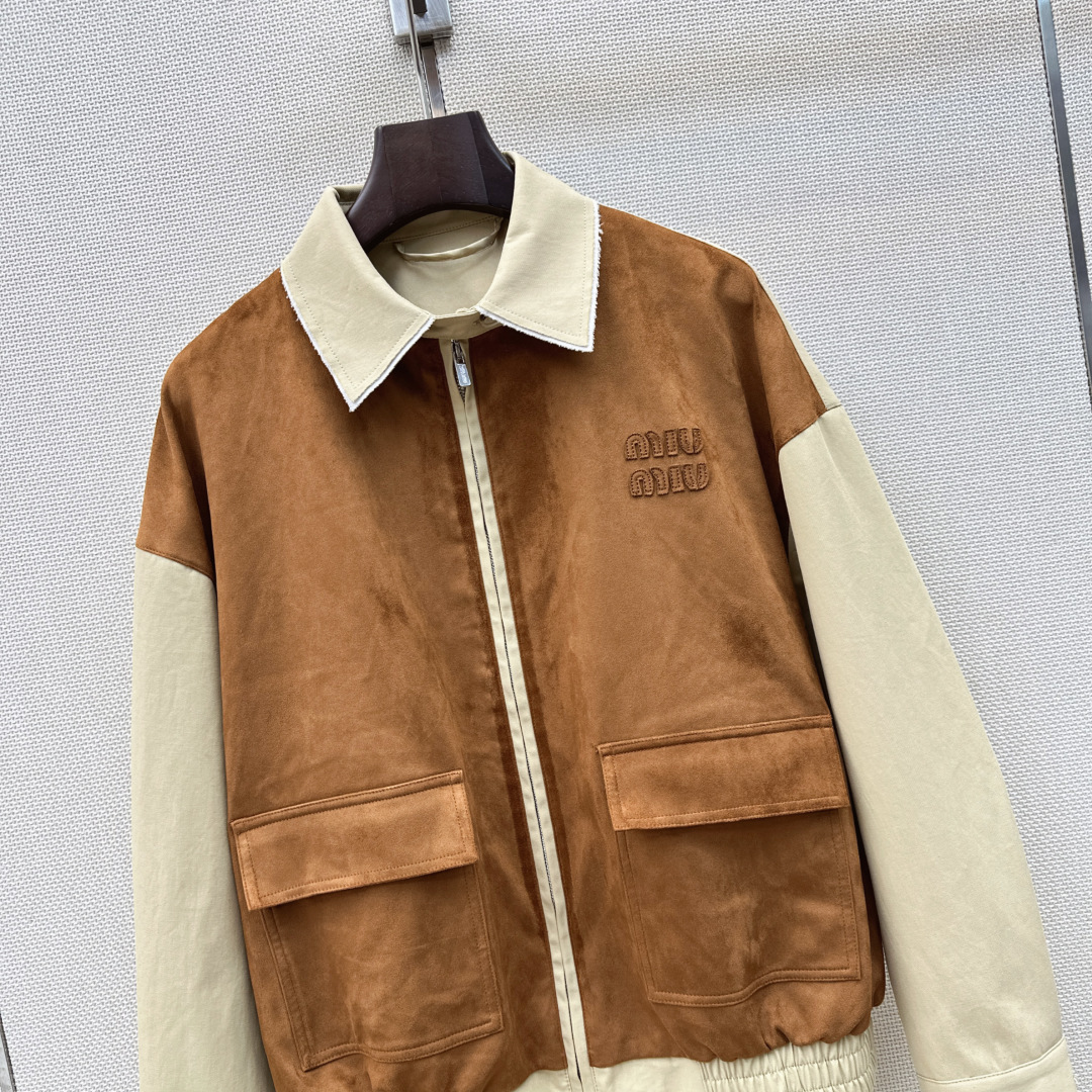 减龄缪系穿搭 Miu 26Ss————春夏最新款环保麂皮绒拼色风衣外套 🤎采用定制环保麂皮面料 触感柔软 自带复古滤镜 