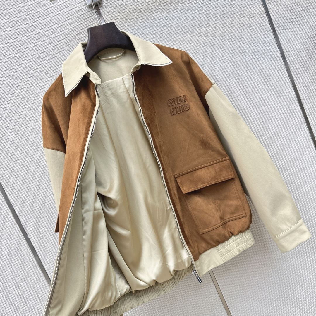 减龄缪系穿搭 Miu 26Ss————春夏最新款环保麂皮绒拼色风衣外套 🤎采用定制环保麂皮面料 触感柔软 自带复古滤镜 