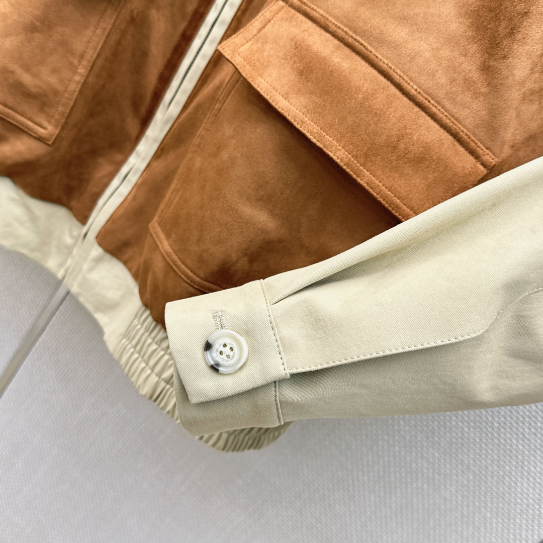 减龄缪系穿搭 Miu 26Ss————春夏最新款环保麂皮绒拼色风衣外套 🤎采用定制环保麂皮面料 触感柔软 自带复古滤镜 