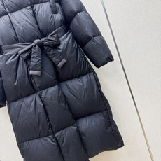 Max 26Ss———秋冬最新款简约袖标装饰连帽长款羽绒服 🖤经典立体H版型剪裁 经典时髦又帅气 原版字母logo袖标装 Max 26Ss———秋冬最新款简约袖标装饰连帽长款羽绒服 🖤经典立体H版型剪裁 经典时髦又帅气 原版字母logo袖标装