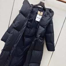 Max 26Ss———秋冬最新款简约袖标装饰连帽长款羽绒服 🖤经典立体H版型剪裁 经典时髦又帅气 原版字母logo袖标装 Max 26Ss———秋冬最新款简约袖标装饰连帽长款羽绒服 🖤经典立体H版型剪裁 经典时髦又帅气 原版字母logo袖标装
